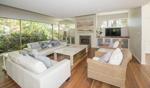 Surfers Ave Retreat Narrawallee - Grafton Accommodation 3