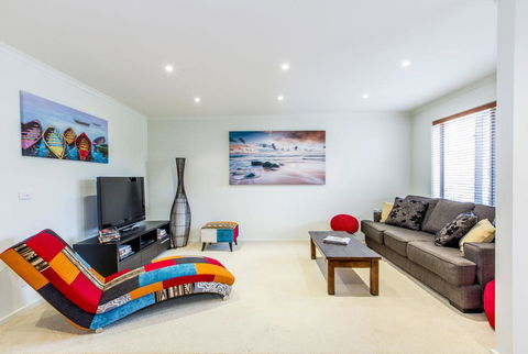 SURFSIDE GETAWAY IN PICTURESQUE INVERLOCH - Grafton Accommodation 0