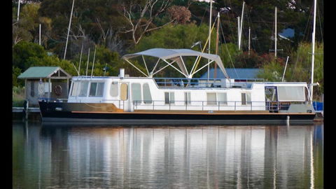 Swamp Fox Luxury 2BR Dutch Barge - Grafton Accommodation 2