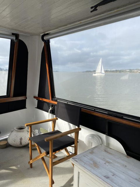 Swamp Fox Luxury 2BR Dutch Barge - Grafton Accommodation 3