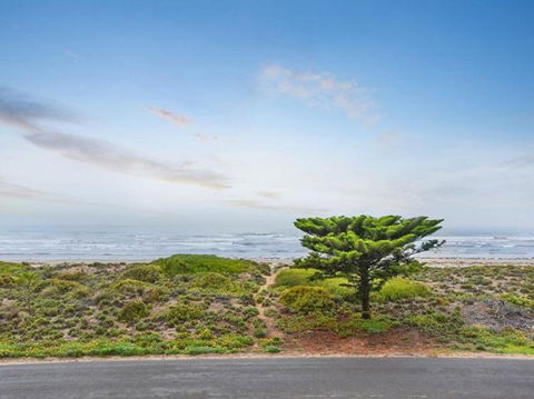 Tahren Beachfront Shack - Grafton Accommodation 3