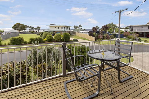 Tanjil - A Stroll From The Water In Paynesville - Grafton Accommodation 1
