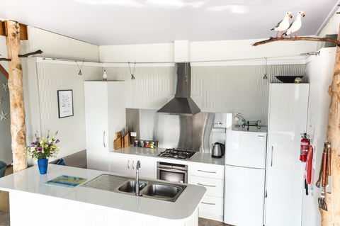 Larus Waterfront Cottage - Grafton Accommodation 7