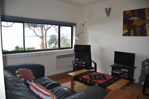 Beachside Taroona With Spa - Grafton Accommodation 6