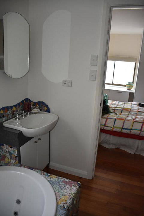 Beachside Taroona With Spa - Grafton Accommodation 4