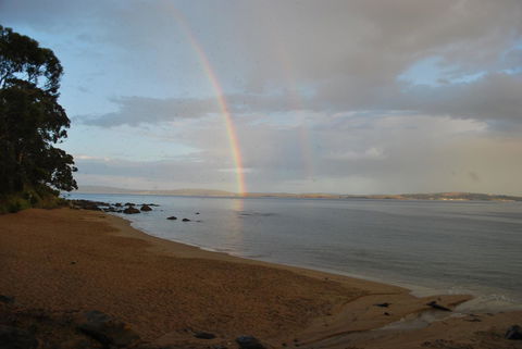 Beachside Taroona With Spa - Grafton Accommodation 26