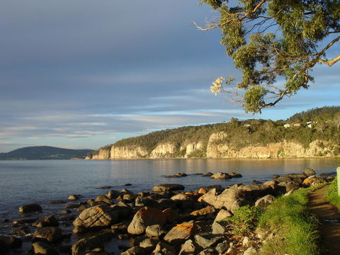 Beachside Taroona With Spa - Grafton Accommodation 24