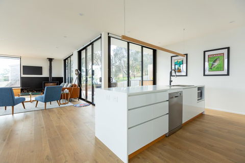 Blessington Beach Retreat - Grafton Accommodation 8