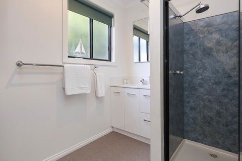 KINGFISHER COTTAGE Beachfront At The Binalong Bay - Grafton Accommodation 2
