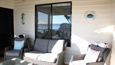 KINGFISHER COTTAGE Beachfront At The Binalong Bay - Grafton Accommodation 7