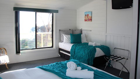 KINGFISHER COTTAGE Beachfront At The Binalong Bay - Grafton Accommodation 5