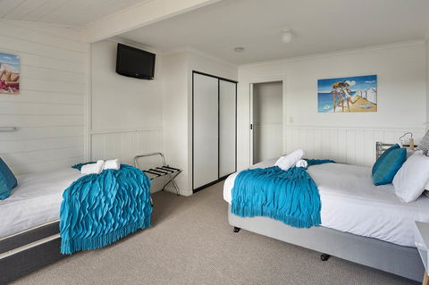 KINGFISHER COTTAGE Beachfront At The Binalong Bay - Grafton Accommodation 3