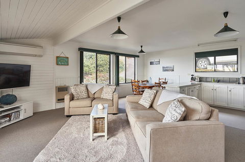 KINGFISHER COTTAGE Beachfront At The Binalong Bay - Grafton Accommodation 4