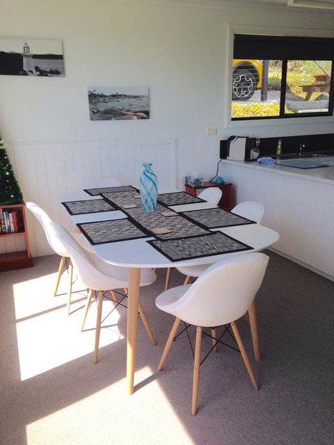 KINGFISHER COTTAGE Beachfront At The Binalong Bay - Grafton Accommodation 14