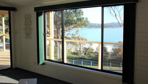 KINGFISHER COTTAGE Beachfront At The Binalong Bay - Grafton Accommodation 13