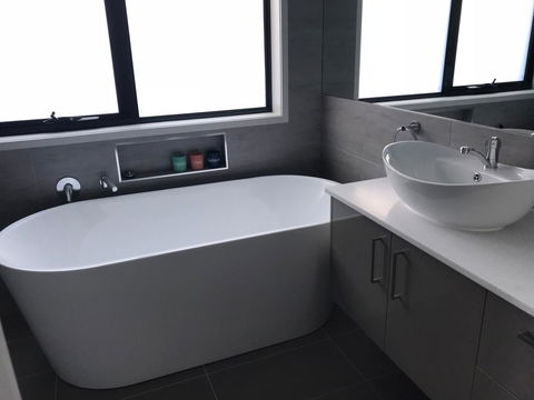 Self Contained Beach View Apartment - Grafton Accommodation 9