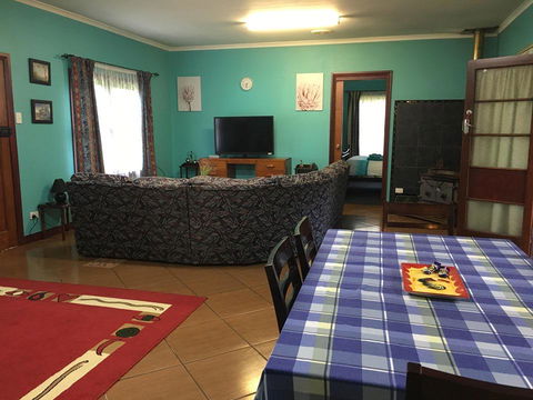Blue Wren Bungalow - Grafton Accommodation 8