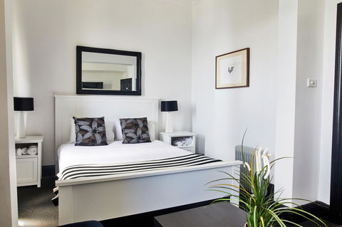 The Royal Hotel Mornington - Grafton Accommodation 0