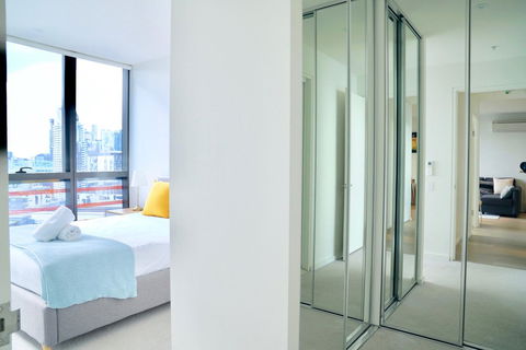 Pride Docklands Waterfront Apartment City View - Grafton Accommodation 23