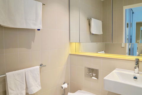 Pride Docklands Waterfront Apartment City View - Grafton Accommodation 17