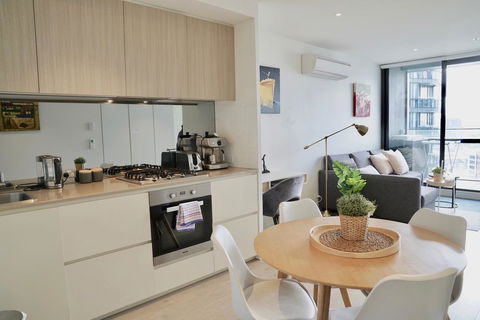 Pride Docklands Waterfront Apartment City View - Grafton Accommodation 14