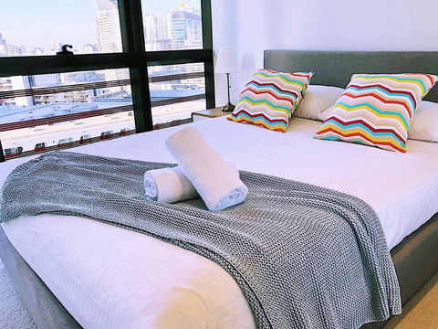 Pride Docklands Waterfront Apartment City View - Grafton Accommodation 26