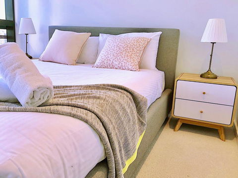 Pride Docklands Waterfront Apartment City View - Grafton Accommodation 25