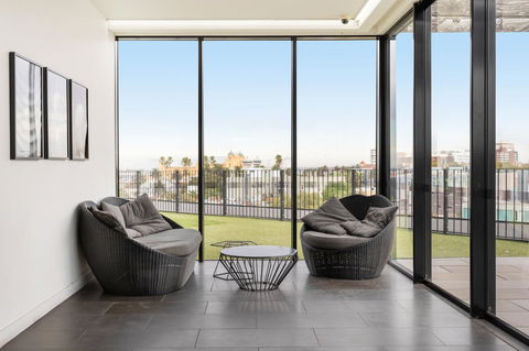 Modern Apartment In The Heart Of St Kilda - Grafton Accommodation 17