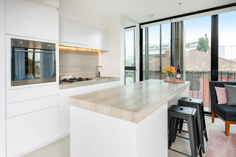 Modern Apartment In The Heart Of St Kilda - Grafton Accommodation 8
