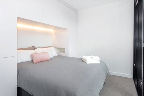 Modern Apartment In The Heart Of St Kilda - Grafton Accommodation 11