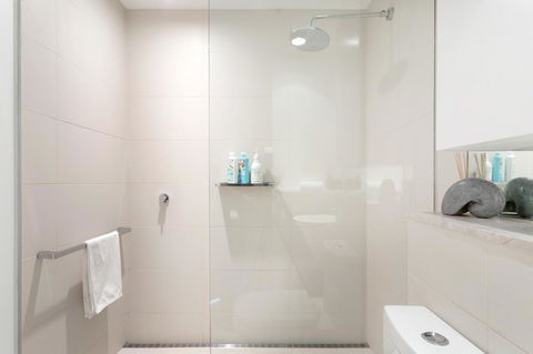 Modern Apartment In The Heart Of St Kilda - Grafton Accommodation 15