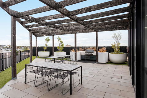 Modern Apartment In The Heart Of St Kilda - Grafton Accommodation 19