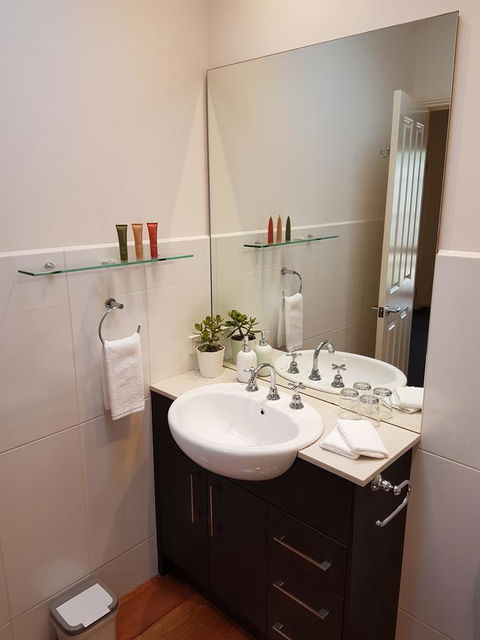 Healesville House - Fig Tree House - Grafton Accommodation 12
