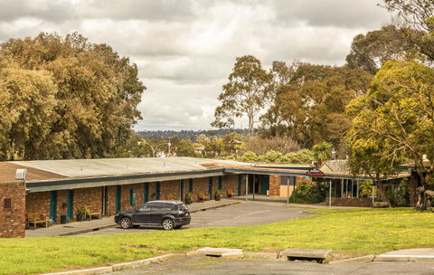 Burvale Hotel - Grafton Accommodation 10