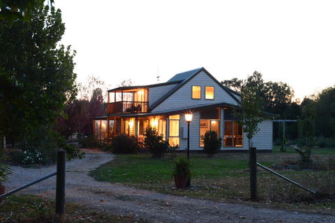 Beechworth Cedar Cottages - Grafton Accommodation 14