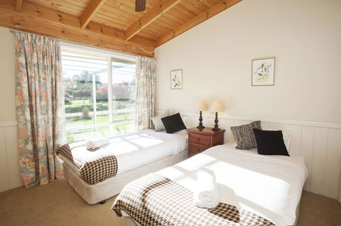 Beechworth Cedar Cottages - Grafton Accommodation 10