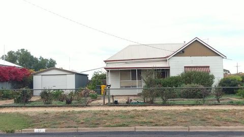The Crooked Cottage - Grafton Accommodation 1