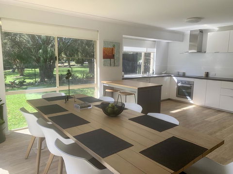 The Lake House - Grafton Accommodation 2