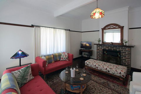 The Leura Mountain House - Grafton Accommodation 1