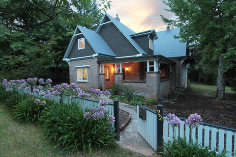 The Leura Mountain House - Grafton Accommodation 0