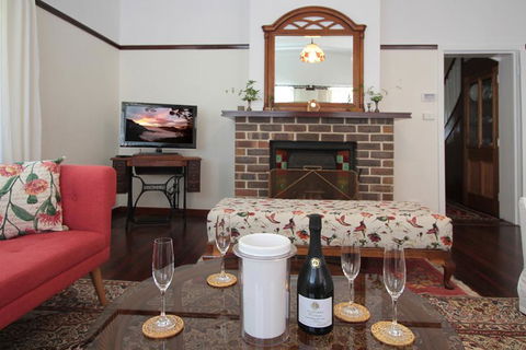 The Leura Mountain House - Grafton Accommodation 2