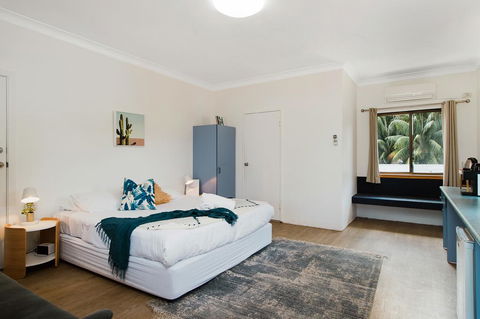 The Med Crescent Head - Grafton Accommodation 1