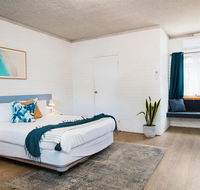 The Med Crescent Head - Grafton Accommodation