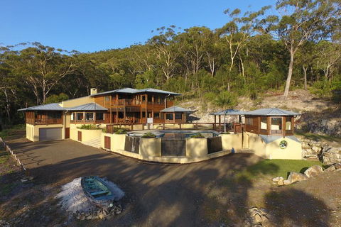The Pool House - Grafton Accommodation 2