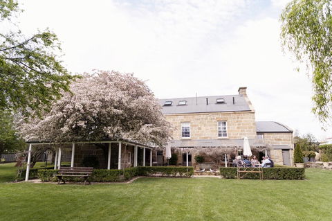 The Red Feather Inn - Grafton Accommodation 2