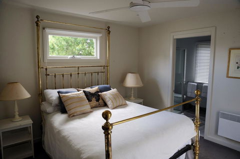 The Red Feather Inn - Grafton Accommodation 0
