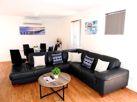 The Royal Dolphin Holiday Home - Grafton Accommodation 0