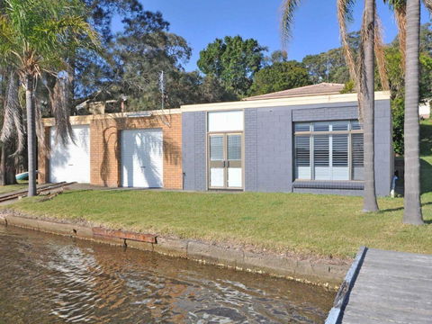 The Studio On The Lake @ Fishing Point, Lake Macquarie - Honestly Put The Line In And Catch Fish - Grafton Accommodation 1