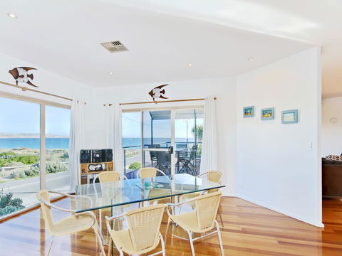 Through The Looking Glass - Grafton Accommodation 3