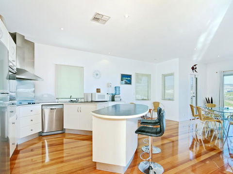 Through The Looking Glass - Grafton Accommodation 2